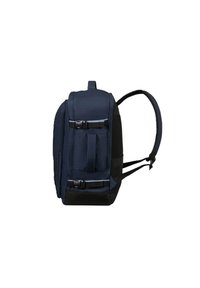 Mochila navy que presenta un tejido texturizado, correas ajustables, dos hebillas y un respaldo acolchado. Diseño compacto con un acabado suave.