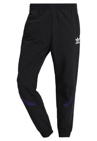 Černé sportovní kalhoty s elastickým pasem, fialovými detaily na bocích a bílým logem Adidas. Vyrobeny z lehkého, hladkého materiálu.