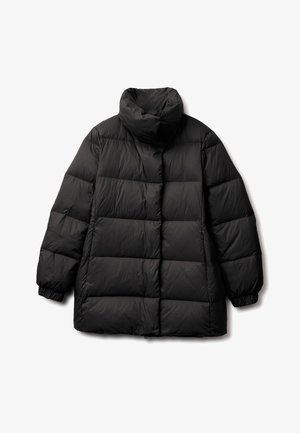 Chaqueta acolchada negra con cuello alto, diseño de canales horizontales, puños elásticos y un corte holgado. Textura suave y detalles mínimos.