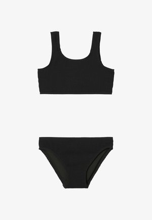 Zwart geribbeld bikini-set met een crop top met vierkante hals en brede schouderbanden, vergezeld van bijpassende low-rise bikini slipjes. Geheel met textuurdetail.