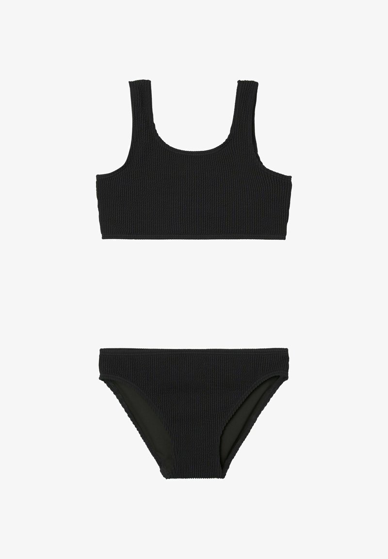 Svart bikiniset med ribbestruktur som inkluderer en crop top med firkantet hals og brede stropper, samt matchende lavtroser. Teksturert stoffdetalj gjennom hele settet.