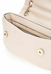 Borsa a mano in pelle color beige chiaro con una texture liscia, dettagli decorativi in oro, una catena decorativa e una tasca interna.