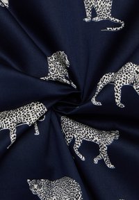 Navyblauem Stoff mit weißen Leopardenmustern, die verschiedene Posen zeigen. Der Stoff hat eine glatte Textur mit einem leicht glanzvollen Finish.