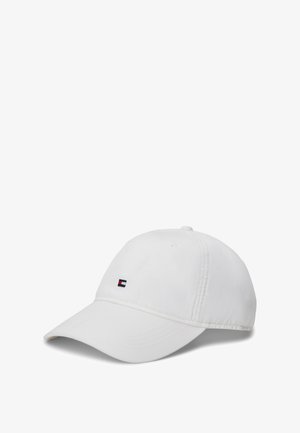 Gorra de béisbol blanca con visera curva, confeccionada en algodón. Presenta un pequeño logo bordado en rojo, blanco y azul en la parte frontal.