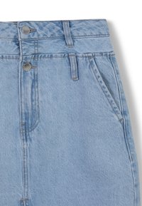 Jeans en denim bleu clair à taille haute, avec deux boutons métalliques, des poches latérales et un tissu texturé avec de légents motifs diagonaux.