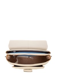 Borsa a mano in pelle color crema con design strutturato, dotata di un interno spazioso, una sezione imbottita blu e una tasca con cerniera.