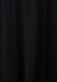 Schwarzer gerippter Stoff mit vertikalen strukturierten Linien und kleinen Lochmustern, die ein dezentes geometrisches Design bilden.