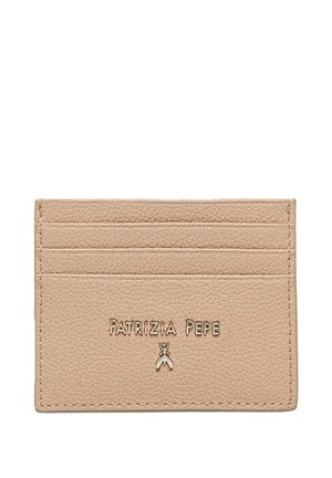 Porta carte in pelle beige texturizzata con tre scomparti per carte e logo "Patrizia Pepe" dorato ed emblema di insetto centrato sotto gli scomparti.