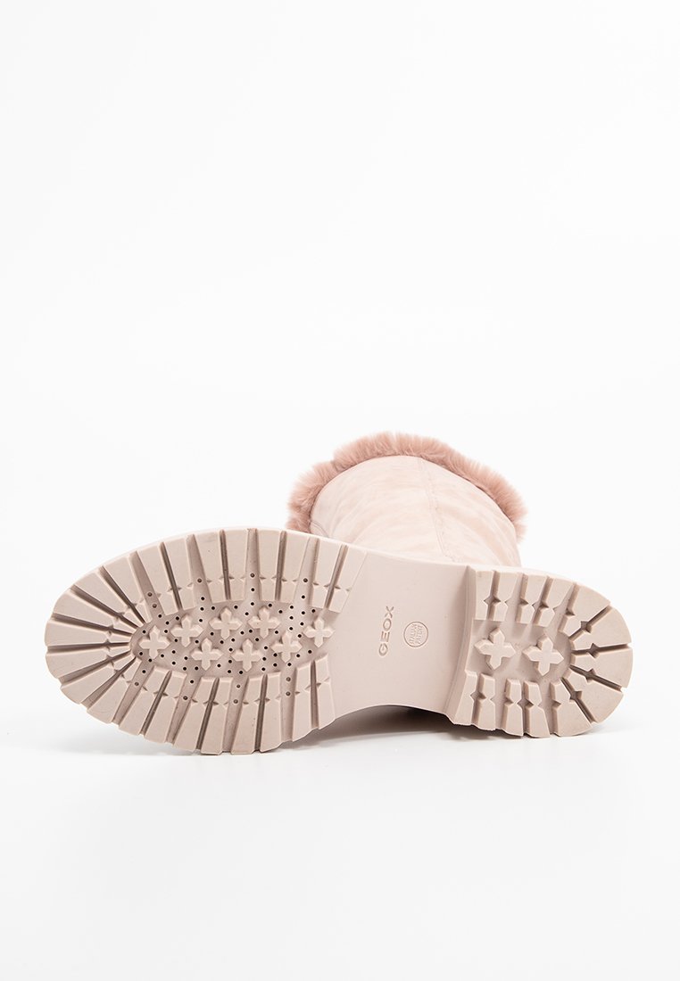 Jasnoróżowy zimowy but z futrzanym wykończeniem, podeszwą z bieżnikiem z widocznym wzorem oraz nazwą marki "Geox" na podeszwie, umieszczony z podeszwą do góry na białym tle.