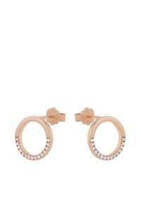 Pendientes circulares de oro rosa con una fila de piedras transparentes brillantes a lo largo del borde inferior. Diseño simple y moderno con un acabado pulido.