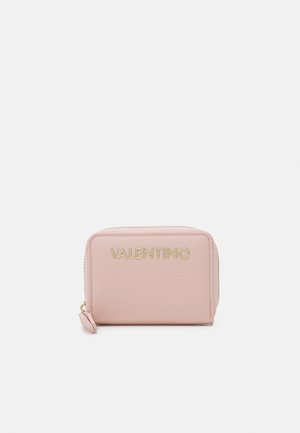 Roza usnjena denarnica z teksturirano površino, zlatim logotipom "VALENTINO", zadrgo in majhnim zadrževalnim trakom. Kompaktna pravokotna oblika.