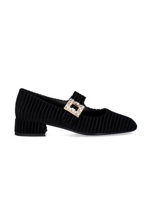 Zapatos de pana negra con un tacón bajo, que presentan un hebilla cuadrada decorada con cristales y una superficie texturizada.