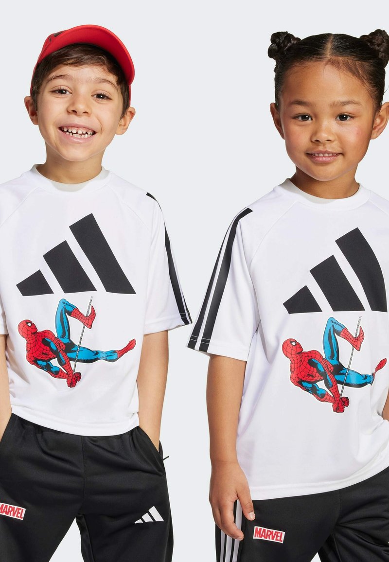 Białe koszulki sportowe mają dużą grafikę Spider-Mana, czarne paski na rękawach, a czarne spodnie mają czerwone logo "Marvel".