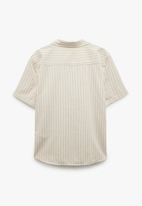 Camisa de manga corta en color beige claro, con finas rayas verticales, cuello abotonado y un dobladillo ligeramente curvado.