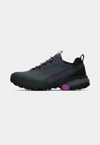 Shoe de corrida em trilha para homens em cinza escuro com detalhes roxos. Apresenta um cabedal texturizado, biqueira reforçada e sola agressiva para melhor aderência.