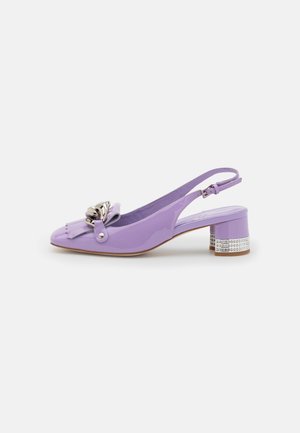 Lavendelfarvet laklæderslingback med metallisk kædedetalje på frynset front, blokhæl prydet med rhinstenstriber.