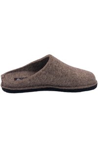 Brauner Filzschuh mit rundem Zehenbereich, offener Rückseite und schwarzer Gummi-Sohle. Texturierte Oberfläche mit gestickten Details entlang der Kanten.