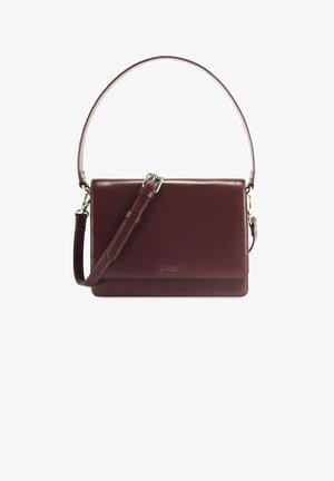 Burgundowa skórzana torba na ramię w kształcie prostokąta, z regulowanym paskiem i srebrnymi akcentami. Gładka powierzchnia z wytłoczonym logo.