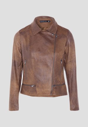 Giacca in pelle marrone effetto vissuto con cerniera frontale asimmetrica, colletto e quattro tasche con zip su sfondo neutro.
