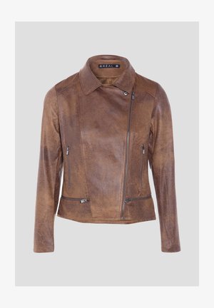 Giacca in pelle marrone effetto vissuto con cerniera frontale asimmetrica, colletto e quattro tasche con zip su sfondo neutro.