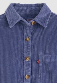 Blauwe corduroy overhemd met een gekraagde halslijn, zeven bruine knopen, een zak op de linkerkant van de borst en een klein rood Levi's label. Gestructureerde stof.