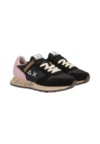 Sneaker sportive nere e rosa con materiali in suede e rete, dotate di lacci crema, un accento marrone e il testo "Corri più veloce" sulla suola.