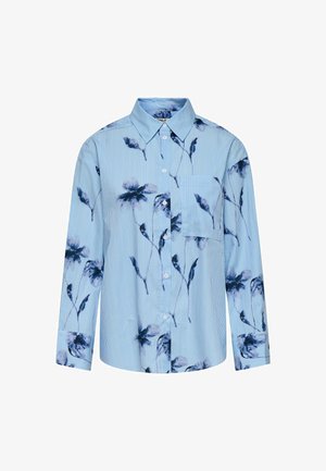 Chemise boutonnée rayée bleue avec imprimé floral. Comprend un col, des manches longues et une poche poitrine. Le tissu semble léger et lisse.