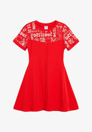 Abito rosso con gonna svasata, maniche corte e texture a coste. La parte superiore presenta stampe grafiche bianche e un collo rotondo.