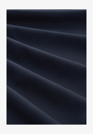 Tissu bleu marine avec une texture lisse et mate, présentant des plis doux et un éclat subtil dans un motif en vagues à travers la surface.