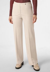 Beige weite Hosen aus glattem Material, mit hohem Bund und einem Knopfverschluss. Eignen sich für verschiedene Anlässe.
