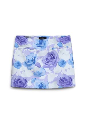 Blumen-Minirock mit weißem Grund, der lila und blaue Aquarell-Rosen zeigt. Enthält zwei Fronttaschen und hat einen geraden Schnitt.