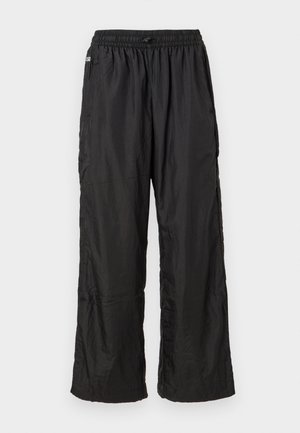 Schwarze, leichte Nylon-Trainingshose mit elastischem Bund und lockerer, gerader Passform, vor einem schlichten weißen Hintergrund präsentiert.