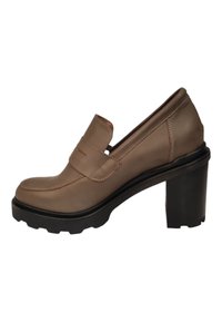 Zapatos de tacón de cuero marrón con puntera redonda, que cuentan con una correa ancha en el empeine y un tacón negro grueso y texturizado.