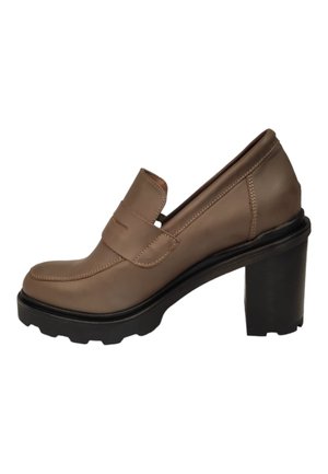 Zapatos de tacón de cuero marrón con puntera redonda, que cuentan con una correa ancha en el empeine y un tacón negro grueso y texturizado.