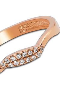 Bague en or rose avec un anneau lisse et une partie avant décorative ornée d'une rangée de petits diamants ronds disposés en ligne courbée. Intérieur texturé.