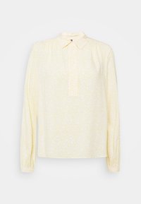Langarm, met kraag blouse in lichtgele stof met een subtiel bloemmotief, met een halve knoopsluiting en gathered mouwen.