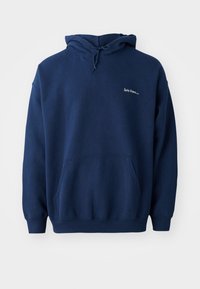 Felpa in cotone blu navy con tasca frontale, cappuccio regolabile con lacci e dettaglio testuale sul petto. Tessuto morbido, design casual.