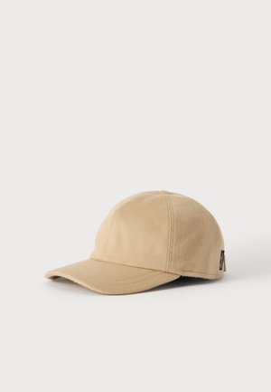 Beige Stoff-Baseballkappe mit gebogener Krempe und abgesteppten Paneeldetails vor schlichth weißem Hintergrund.