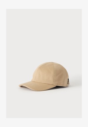 Casquette de baseball en tissu beige avec une visière courbée et des détails de panneaux cousus sur un fond blanc uni.