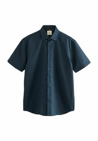 Camisa de manga corta azul marino, hecha de una tela suave y tejida, con frente de botones y un cuello estándar. Presenta un corte relajado.