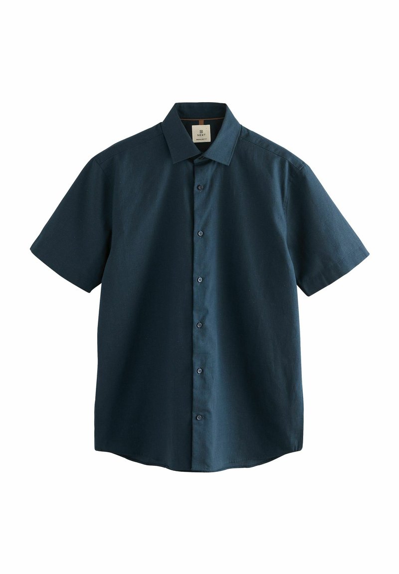Camisa de manga corta azul marino, hecha de una tela suave y tejida, con frente de botones y un cuello estándar. Presenta un corte relajado.