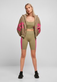 Urban Classics Tréningová bunda - khaki brightviolet