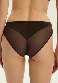 Braune Bikini-Höschen mit einem doppelt strukturierten Design aus undurchsichtigen und durchsichtigen Elementen, geformt für einen niedrigen Sitz.