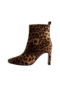Bottine à imprimé léopard avec un bout pointu, en matériau suédé, talon noir, et une languette à l'arrière pour un enfilage facile.