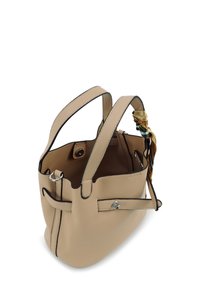 Beige lederen handtas met gestructureerd oppervlak, dubbele handgrepen, zwarte afwerking en een sjaalaccent. Voorzien van een interne drukknoopsluiting en metalen hardware.