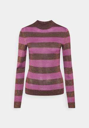 Pull à manches longues avec un col montant, présentant des rayures larges alternées en marron et rose vif avec une texture scintillante.