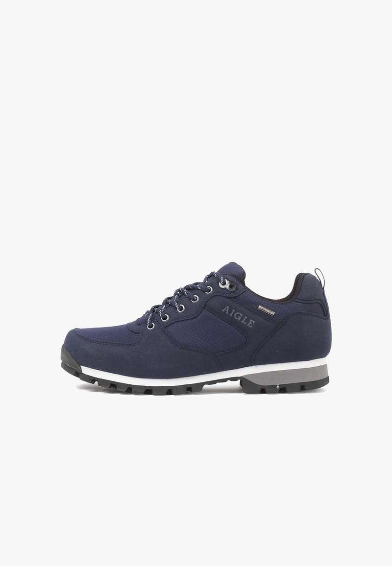 Chaussure de randonnée bleu foncé lacée avec semelle robuste, logo Aigle sur le côté et zones renforcées aux orteils et au talon.