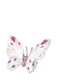 Figurita de mariposa de cristal transparente con acentos rosas en las alas. Presenta un tallado intrincado y un cuerpo suave y redondeado.