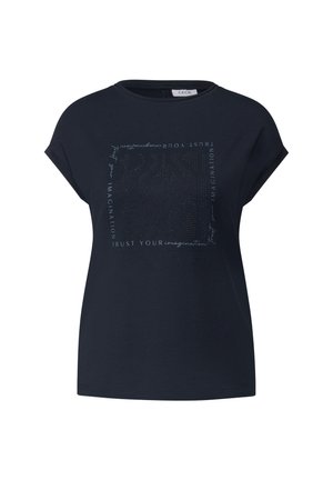 Marineblå t-shirt lavet af blødt bomuldsstof med korte ærmer, prydet med et tekstureret print og teksten "STOL PÅ DIN FANTASI" i lysere farve.