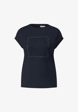 Marineblå t-shirt lavet af blødt bomuldsstof med korte ærmer, prydet med et tekstureret print og teksten "STOL PÅ DIN FANTASI" i lysere farve.